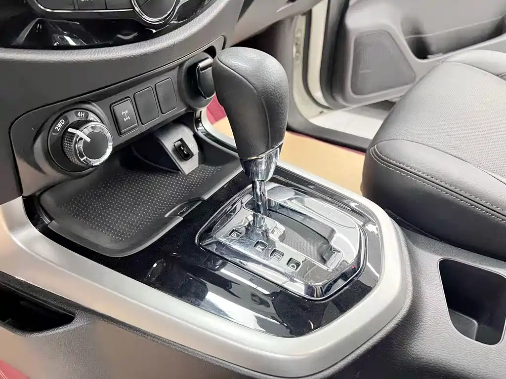 Nissan Terra — миниатюра 12