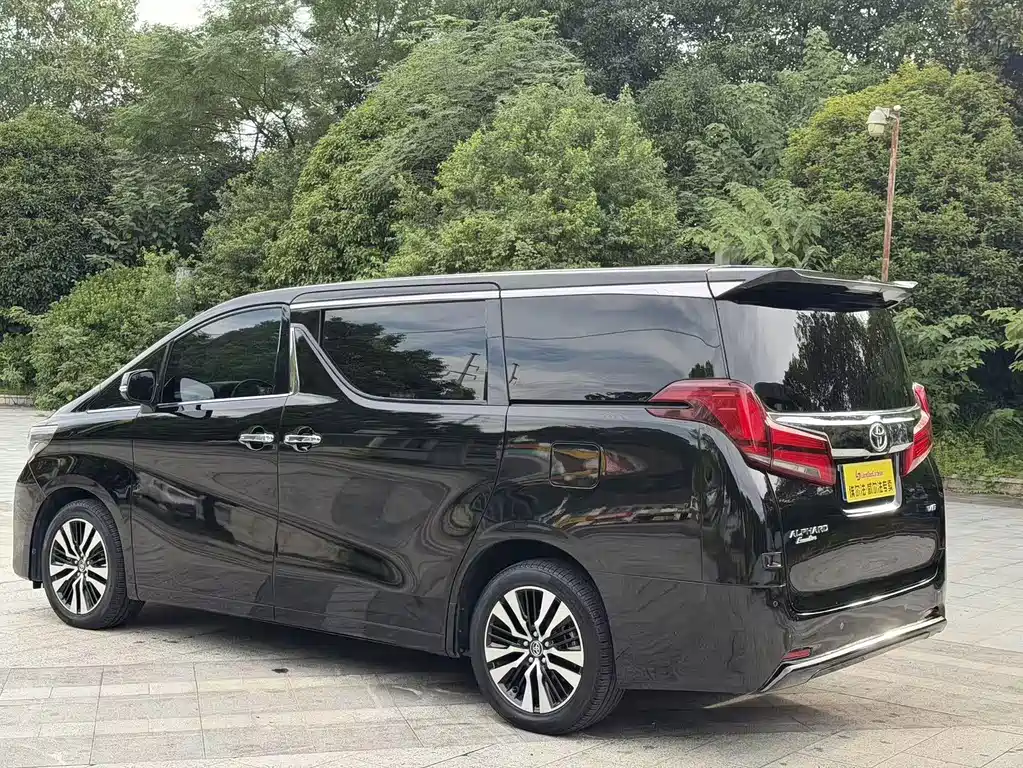 Toyota Alphard — миниатюра 4