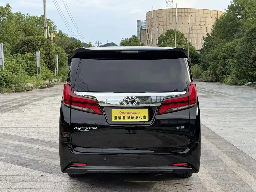 Toyota Alphard — миниатюра 5