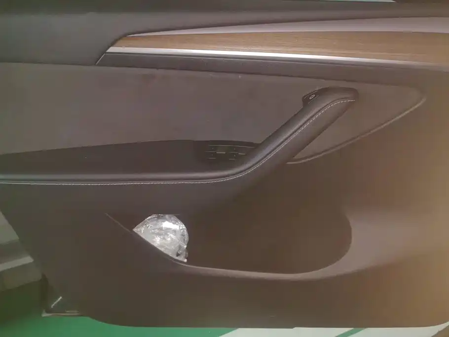 Tesla Model Y — миниатюра 7