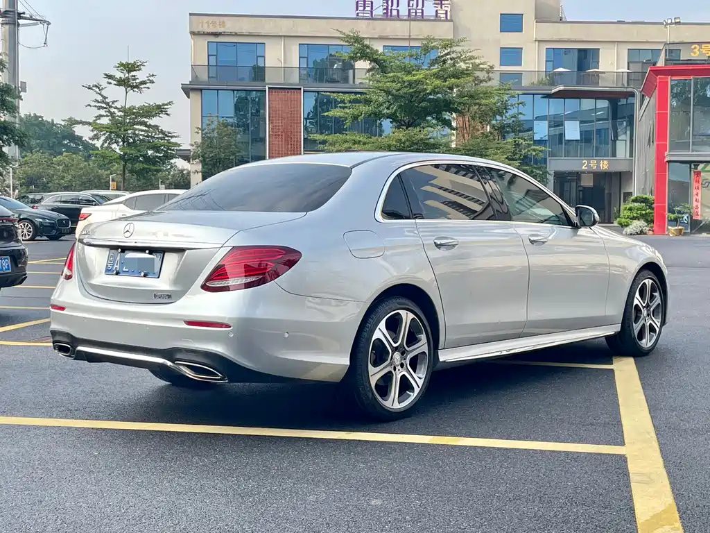 Mercedes-Benz E-Class — миниатюра 8
