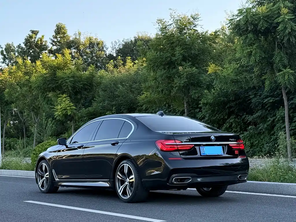 BMW 7 Series — миниатюра 4