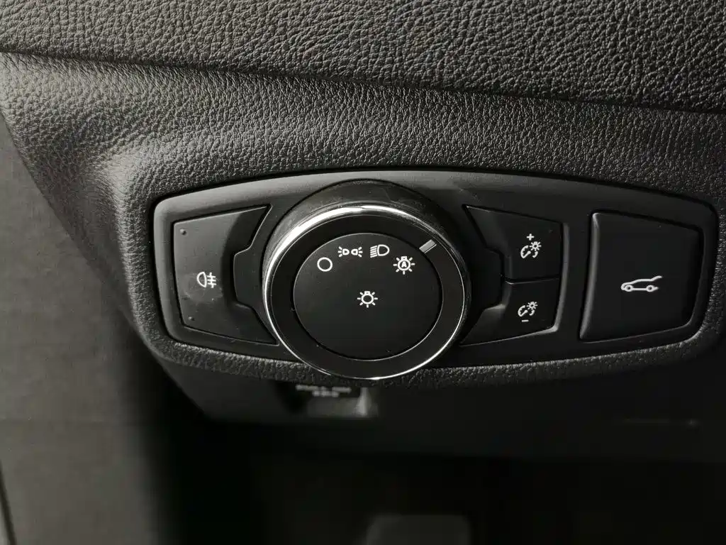 Lincoln MKC — миниатюра 21