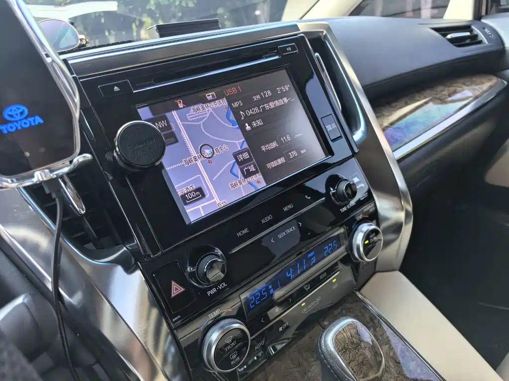 Toyota Alphard — миниатюра 18