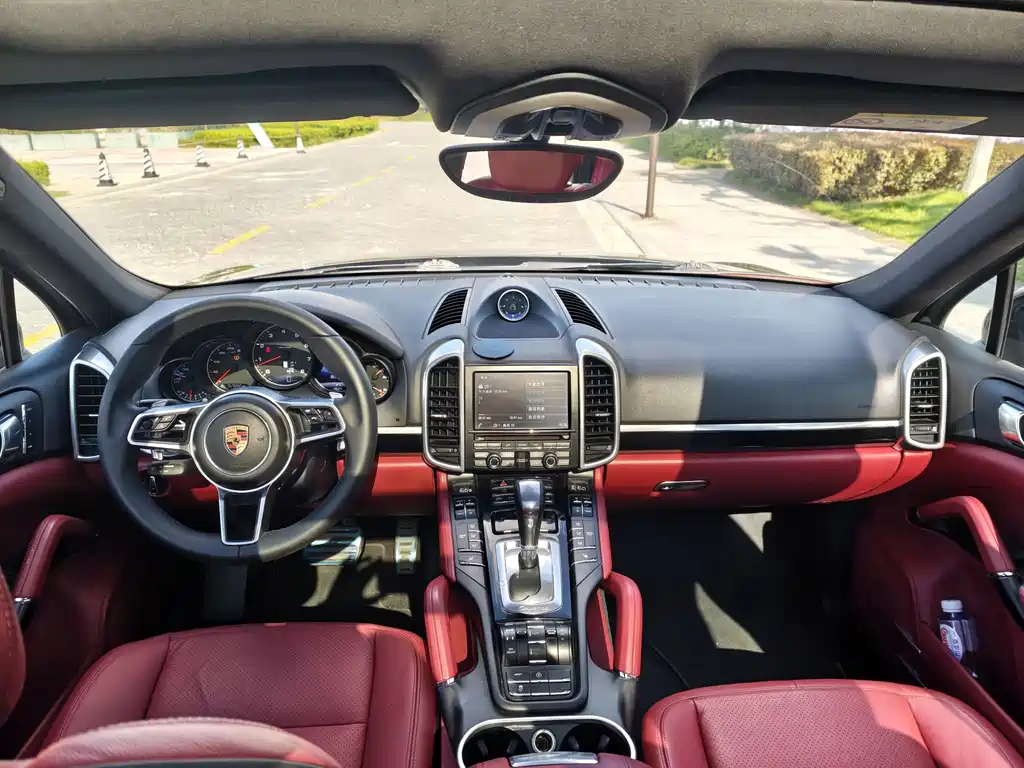 Porsche Cayenne — миниатюра 9