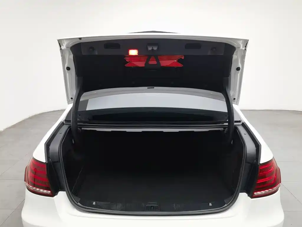 Mercedes-Benz E-Class — миниатюра 16