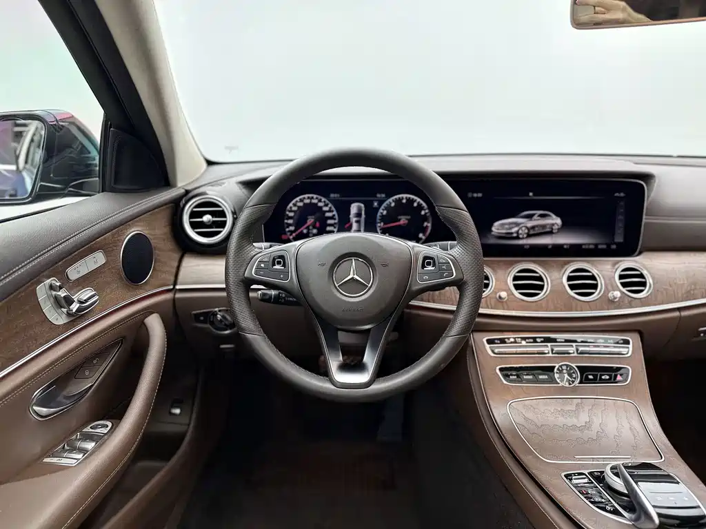 Mercedes-Benz E-Class — миниатюра 9