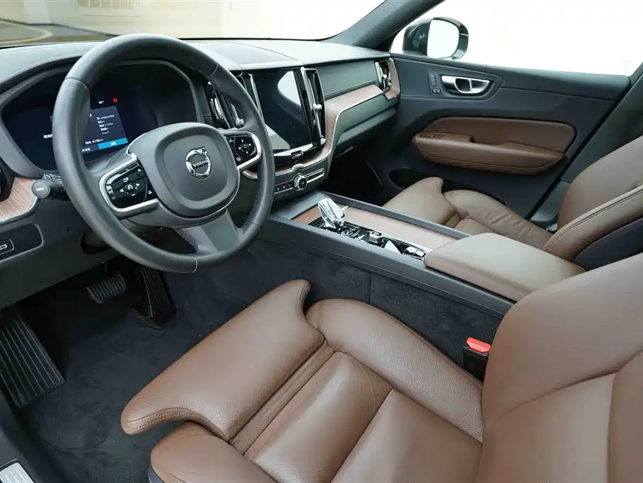 Volvo XC60 2024 B5 Luxury
