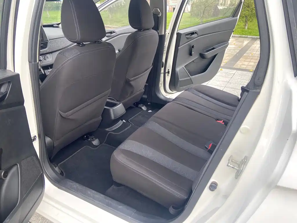 Baojun 310W — миниатюра 9