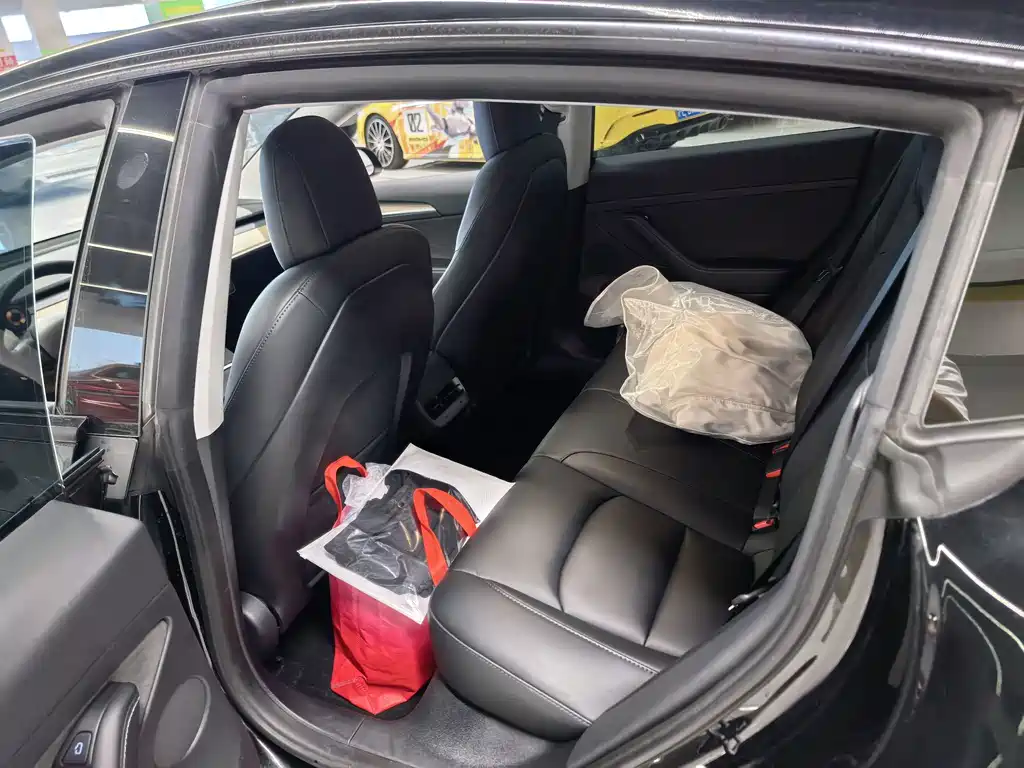 Tesla Model 3 — миниатюра 7