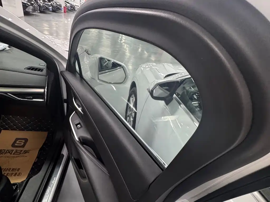 Cadillac XT4 — миниатюра 6