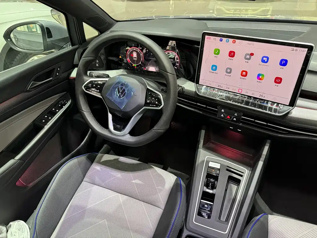 Volkswagen Golf 2025 300TSI R-Line