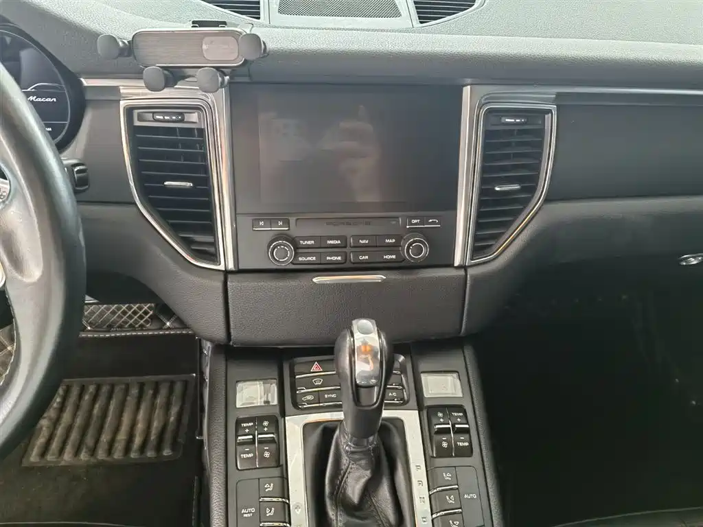 PORSCHE MACAN