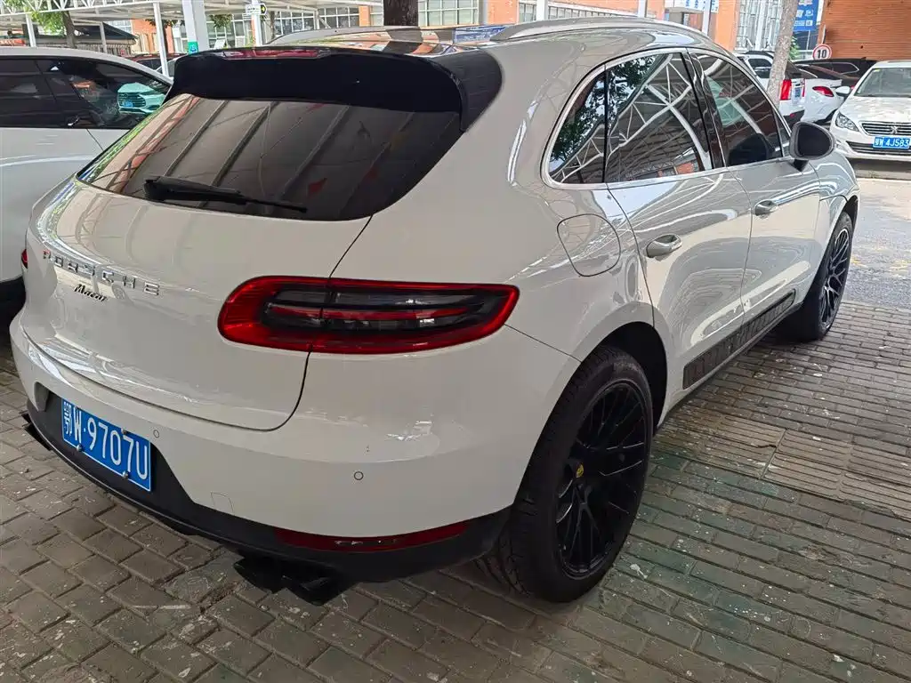 PORSCHE MACAN