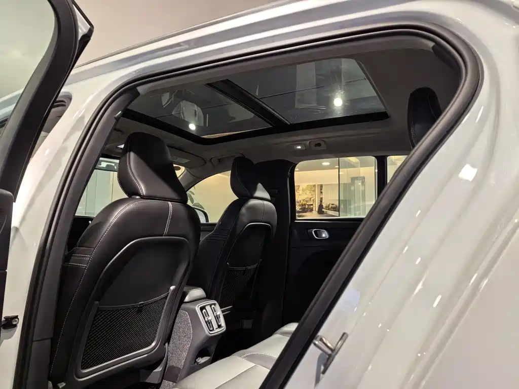 Volvo XC40 2025 B4 Luxury