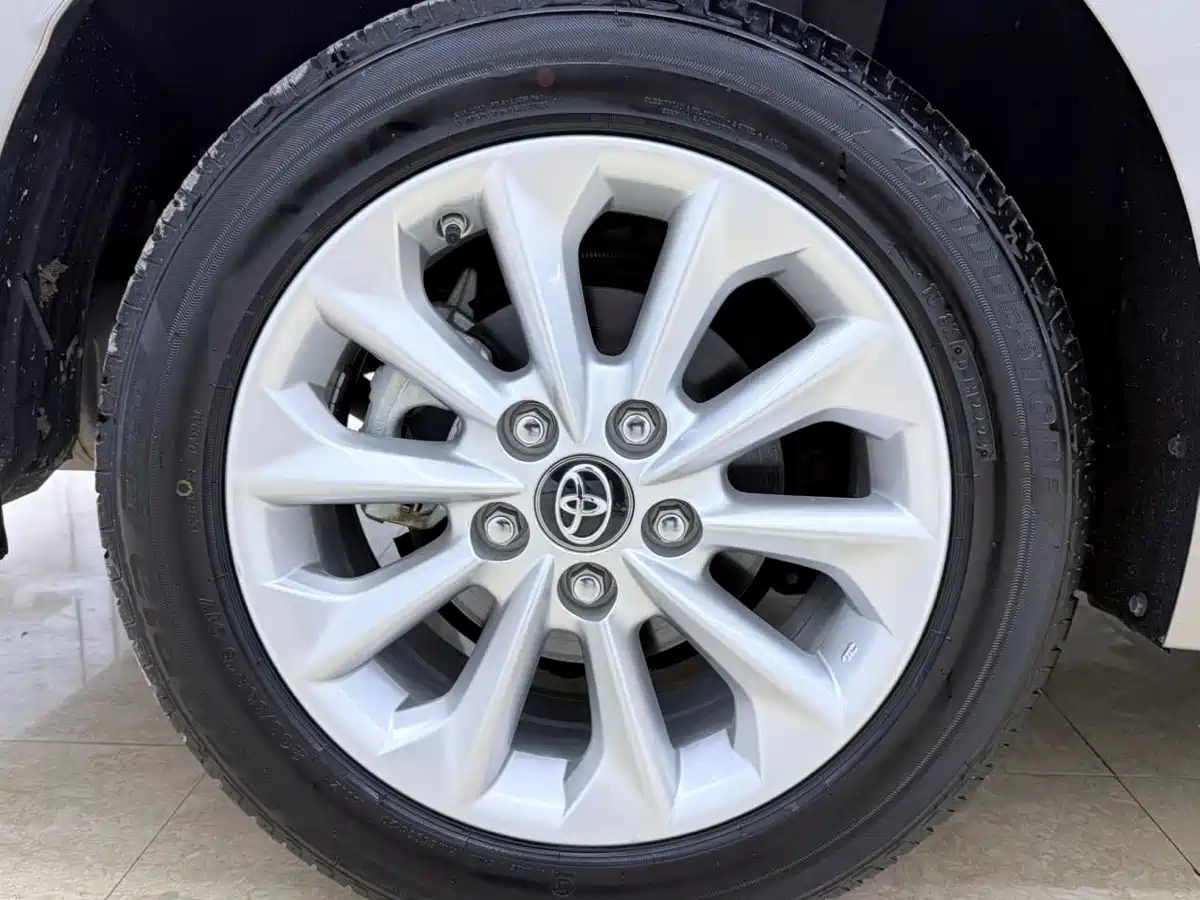 Toyota Corolla id 4589493 из Китая 9