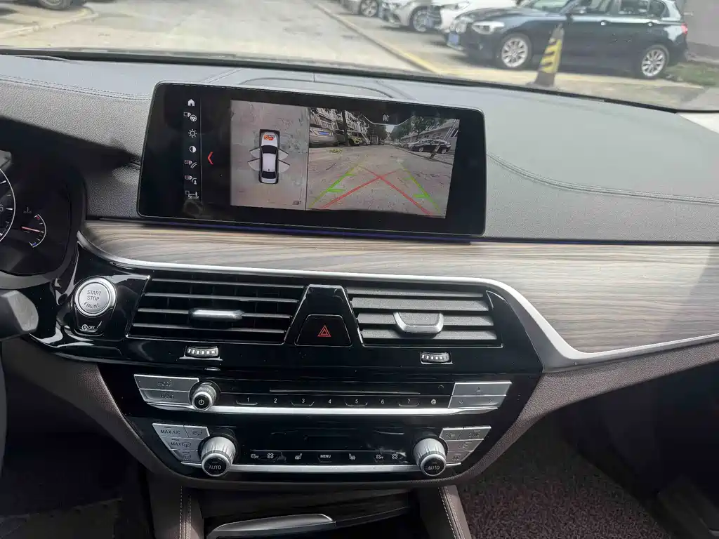 BMW 5 Series — миниатюра 8
