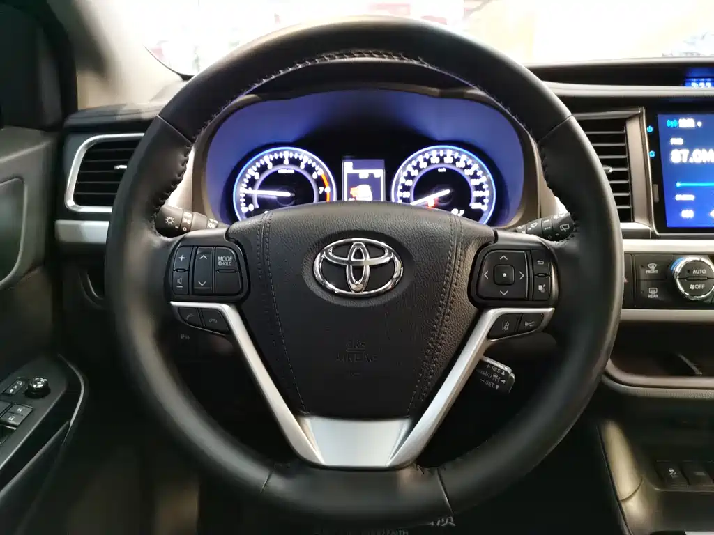Toyota Highlander 2021 2.0T Luxury 7 мест