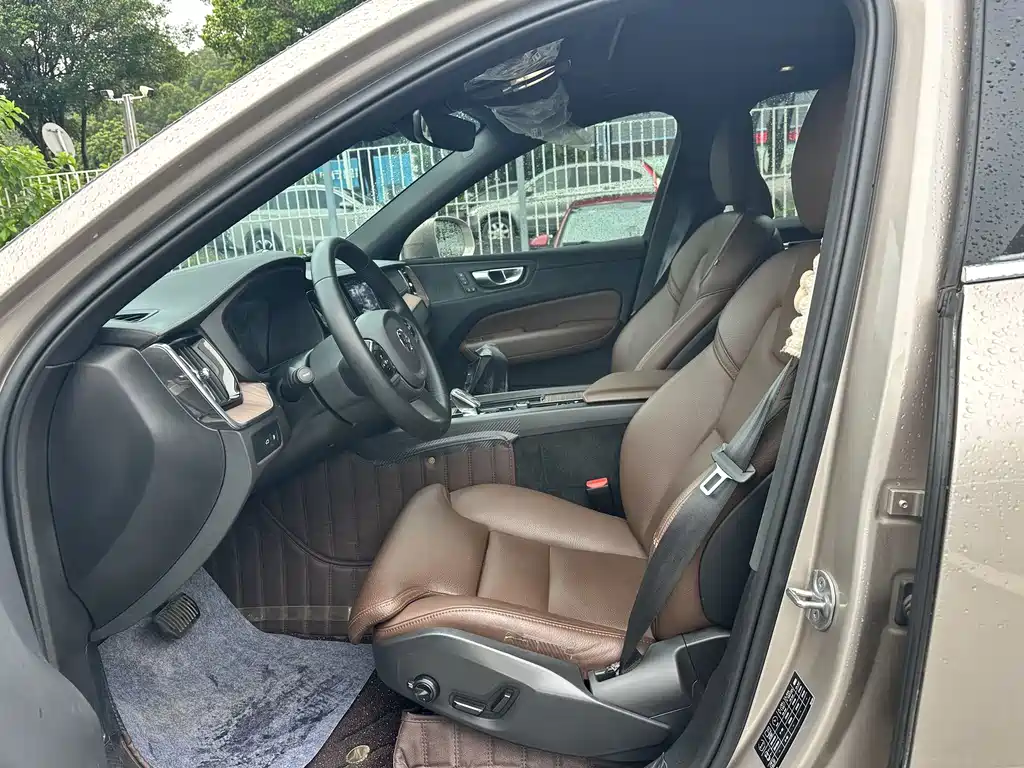 Volvo XC60 2023 T8 Sport
