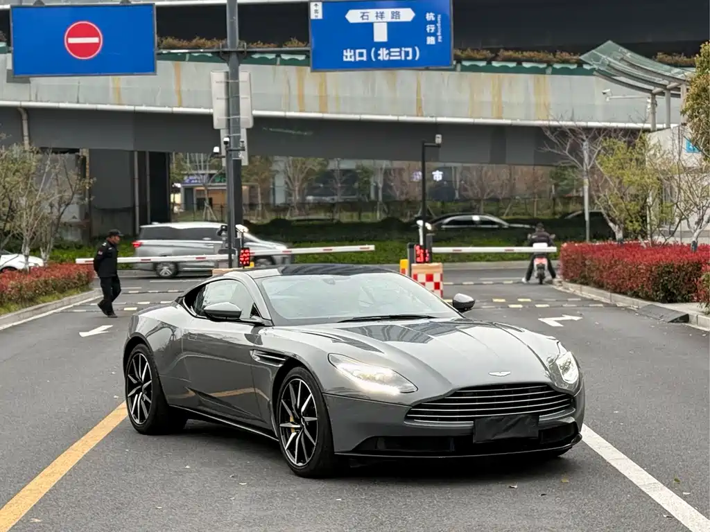 Aston Martin DB11 — миниатюра 2