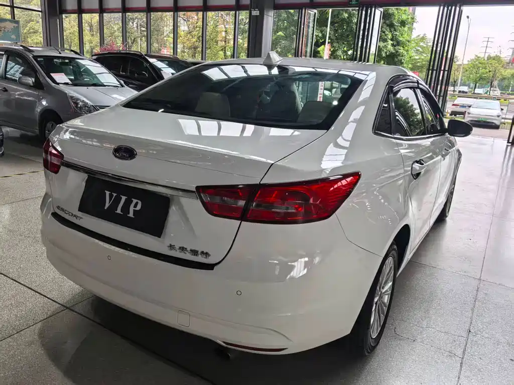 Ford Escort 2015 1.5L MT Comfort