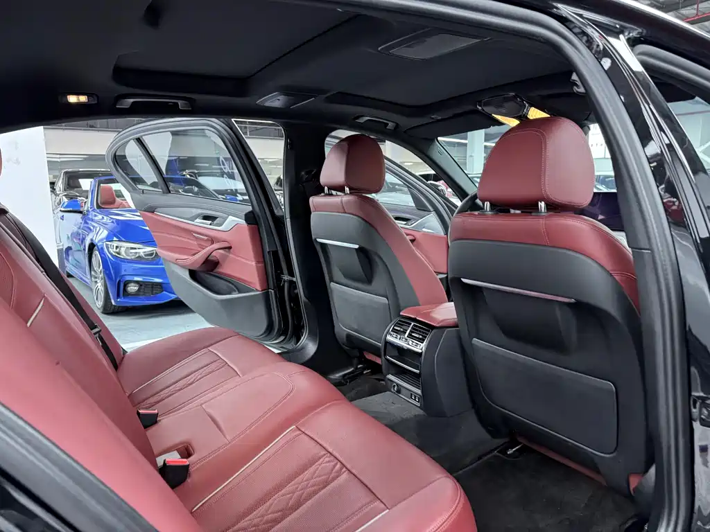 BMW 5 Series - фото 14