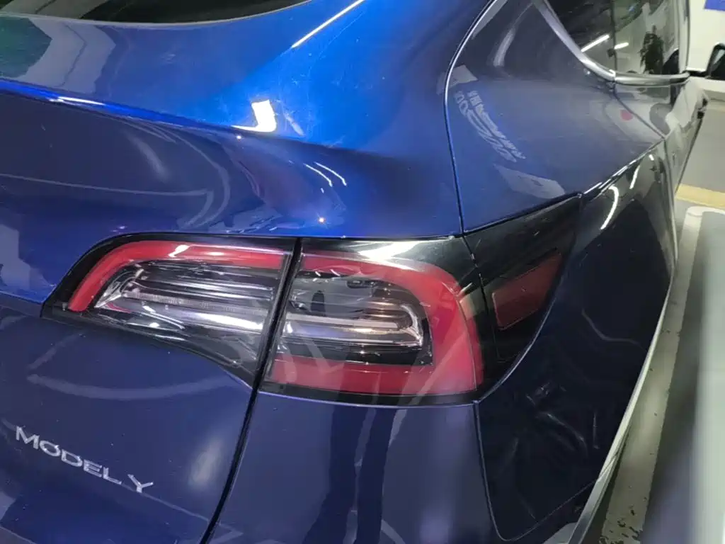 Tesla Model Y — миниатюра 8