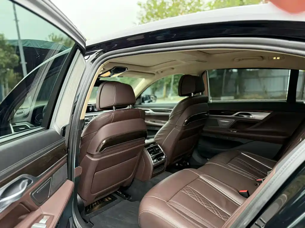 BMW 7 Series — миниатюра 6