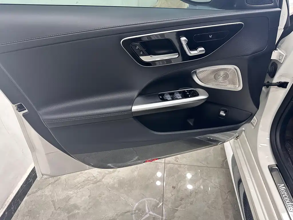 Mercedes-Benz C-Class — миниатюра 11