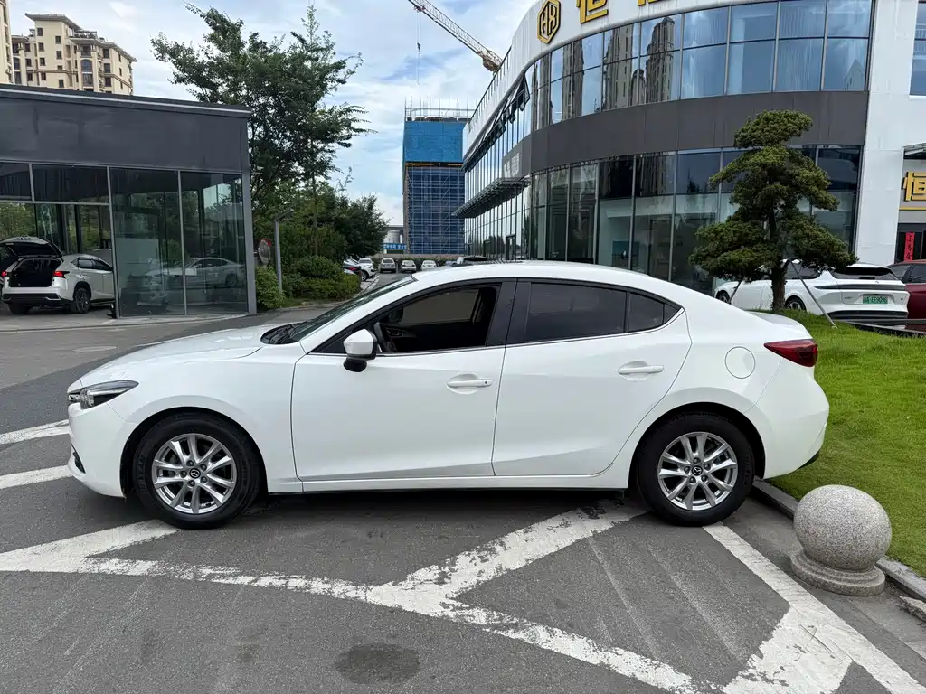 Mazda Mazda3 3 2017 1.5L AT Luxury V
