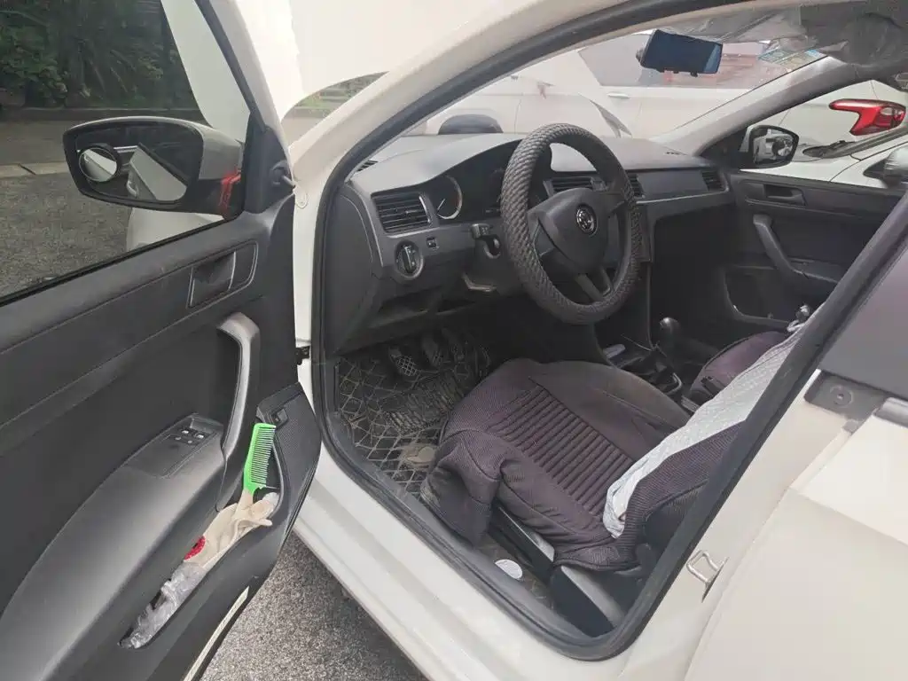 Skoda Rapid — миниатюра 12