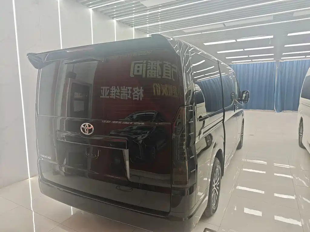 Toyota HiAce 2025 3.5L AT