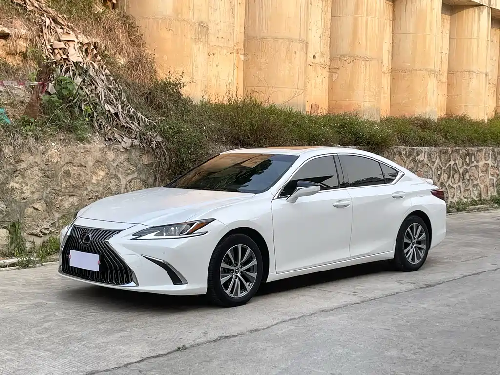 Lexus ES 2020