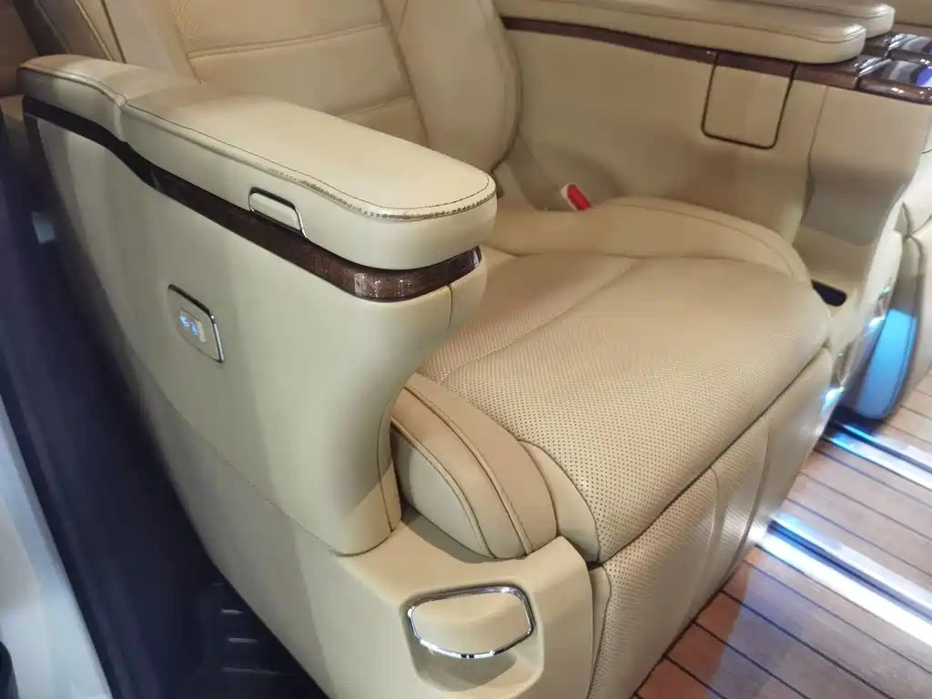 Toyota Alphard — миниатюра 20
