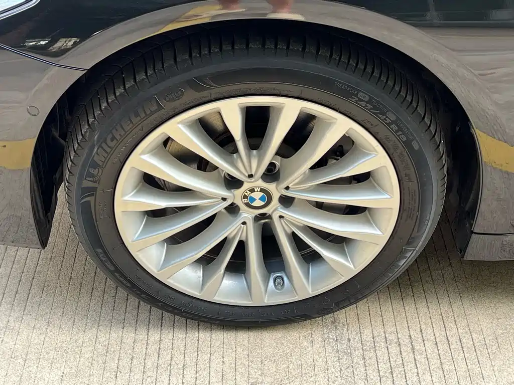 BMW 5 Series — миниатюра 13