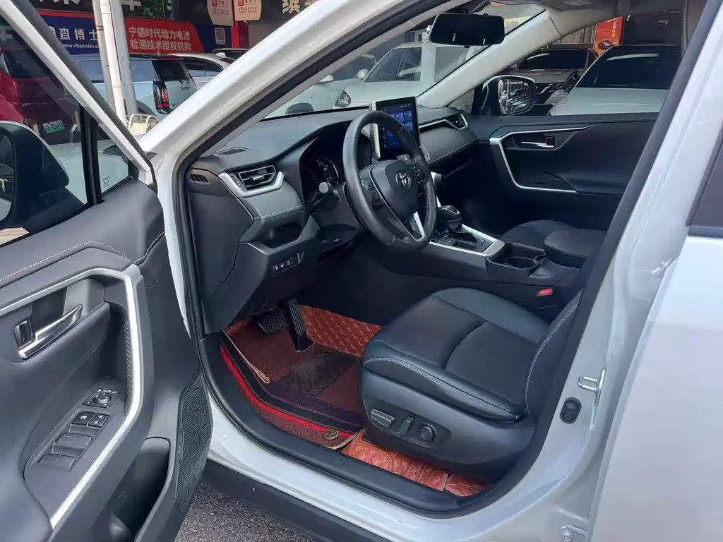 Toyota RAV4 — миниатюра 7