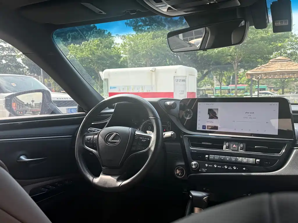 Lexus ES 2022 300h