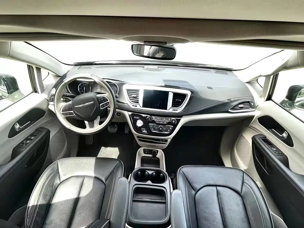 Chrysler Grand Voyager PHEV (Import) — миниатюра 16