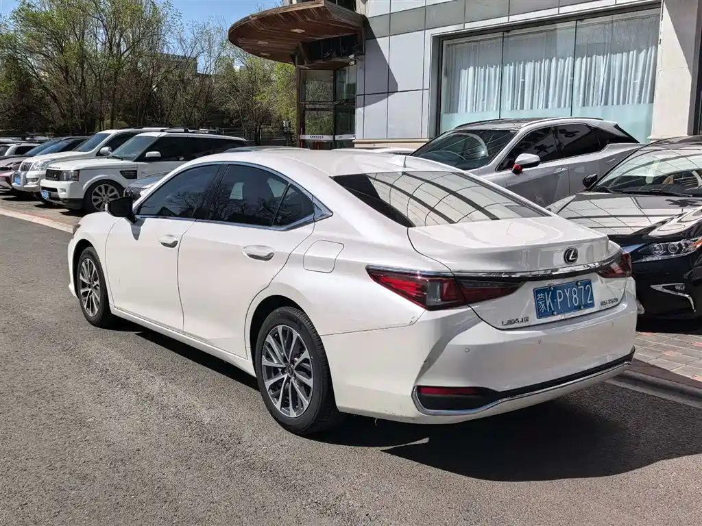Lexus ES 2020