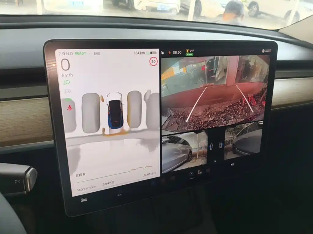 Tesla Model Y — миниатюра 13