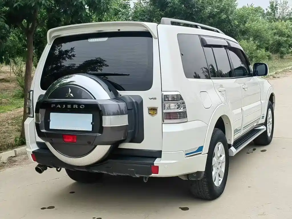 MITSUBISHI PAJERO