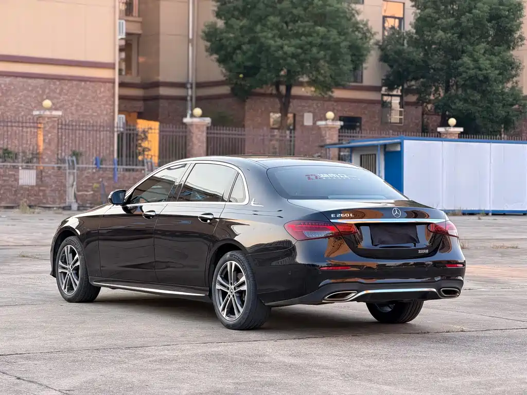 Mercedes-Benz E-Class — миниатюра 11