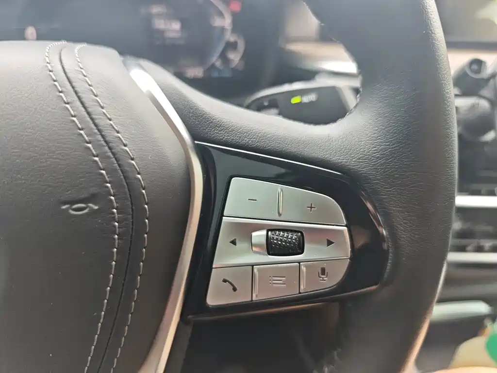 BMW 5 Series New Energy — миниатюра 10