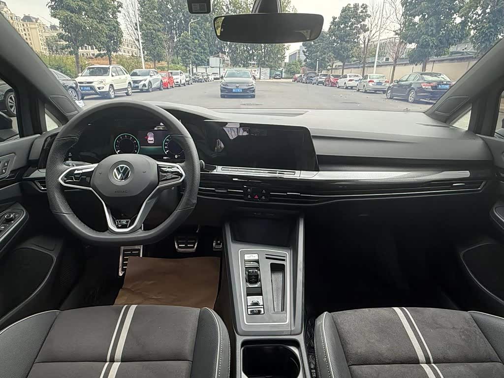 Volkswagen Golf 1.4 л 2023 г. Серебристо-серый, пробег 28000 км