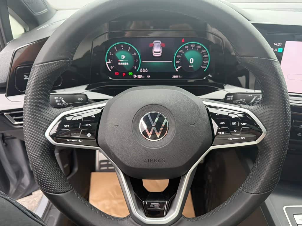 Volkswagen Golf 1.4 л 2023 г. Серебристо-серый, пробег 28000 км