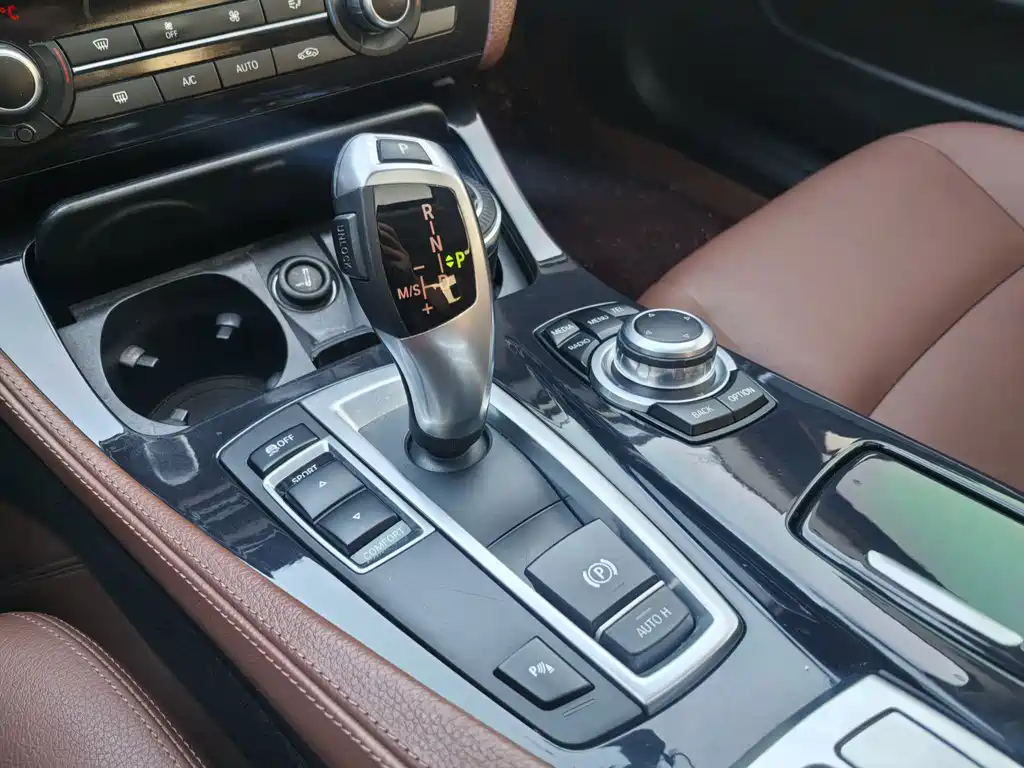 BMW 5 Series — миниатюра 10