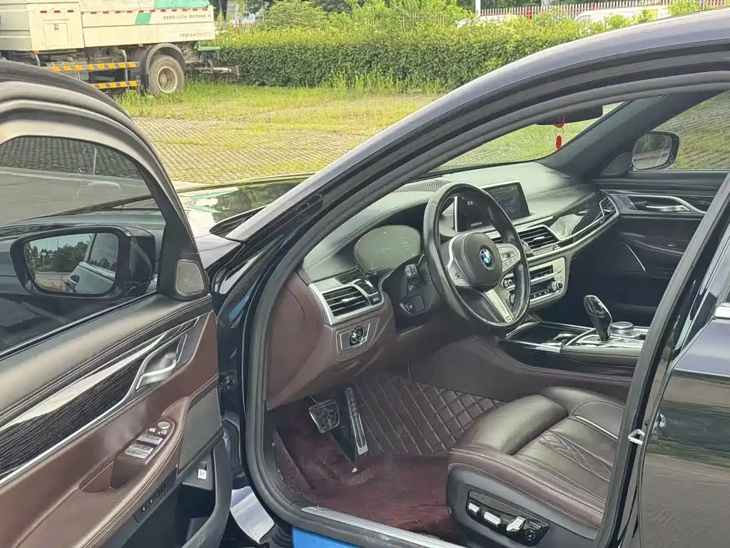 BMW 7 Series — миниатюра 10