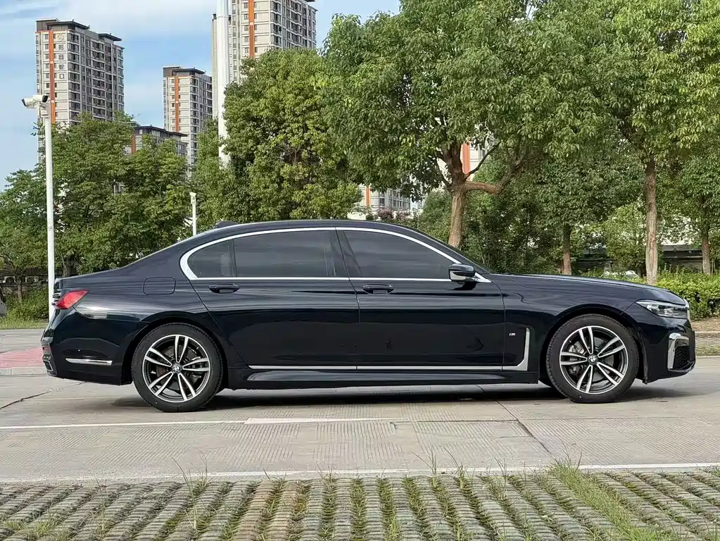 BMW 7 Series — миниатюра 3