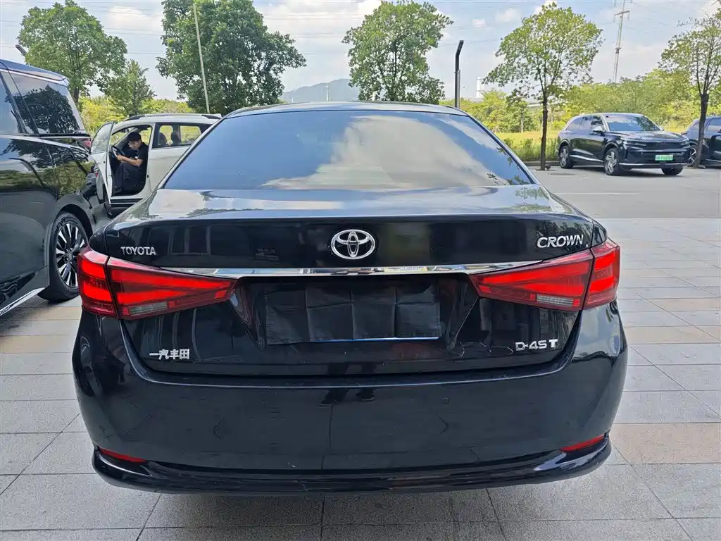 Toyota Crown — миниатюра 4