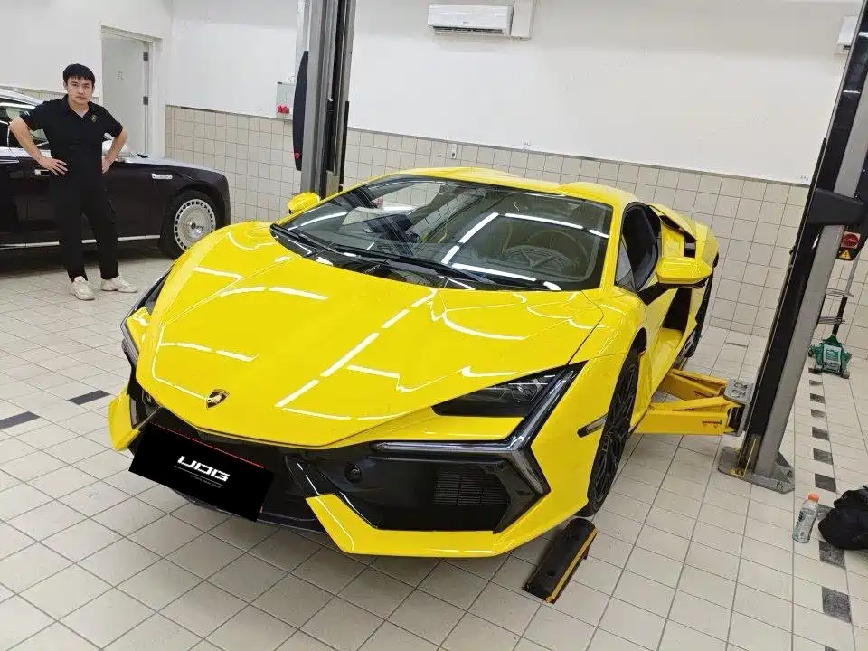 Lamborghini Revuelto